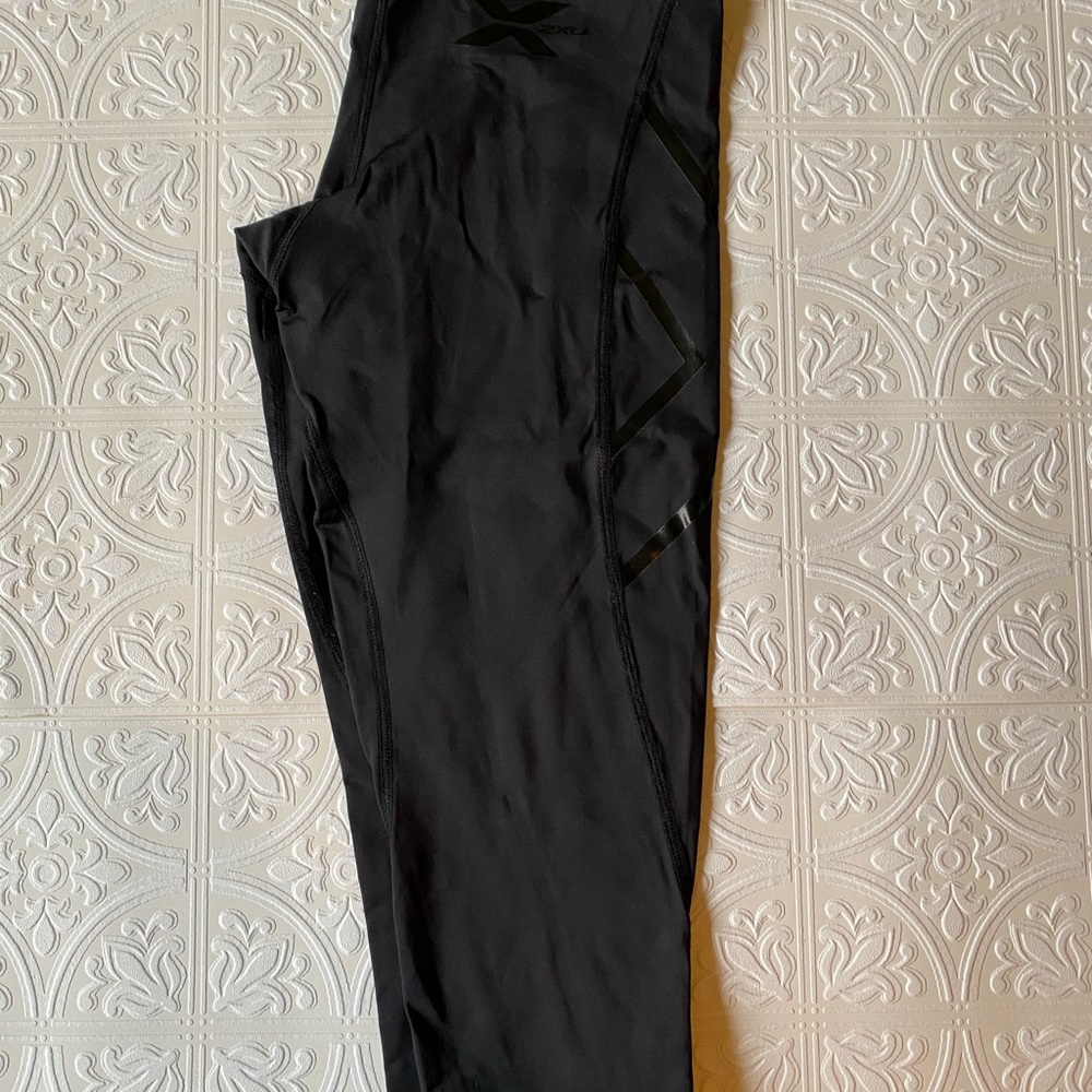 2XU compression capris - Picture 2 of 2